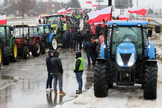 Rolnicy zablokowali we wtorek w południe węzeł drogowy w Wiskitkach w pow. żyrardowskim. Protestujący uniemożliwią wjazd i zjazd z autostrady A2.