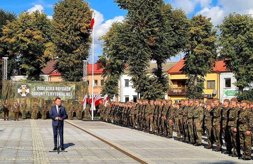 Mariusz Błaszczak w Kolnie. Szef MON uczestniczył w przysiędze żołnierzy i podpisał decyzję w sprawie Komponentu Obrony Pogranicza
