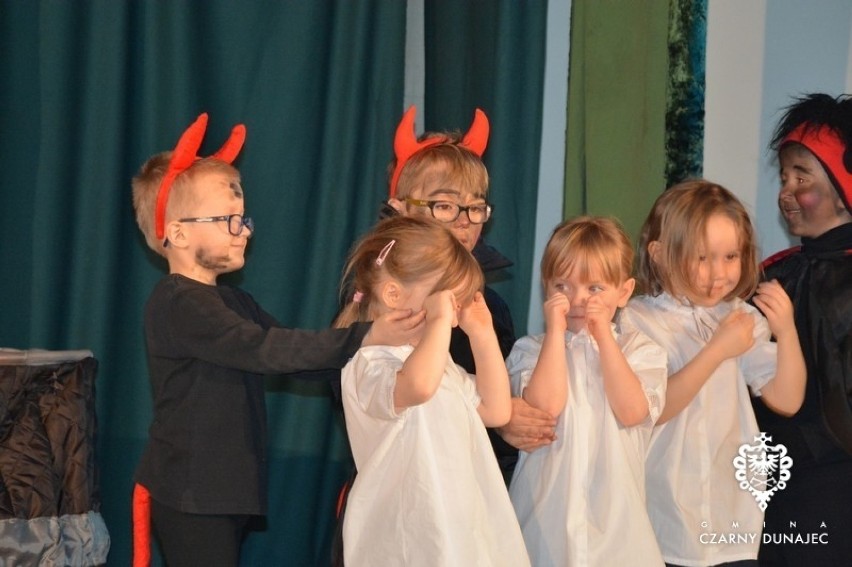 Czarny Dunajec: dzieciaki wystawiły bajkowe spektakle [ZDJĘCIA]