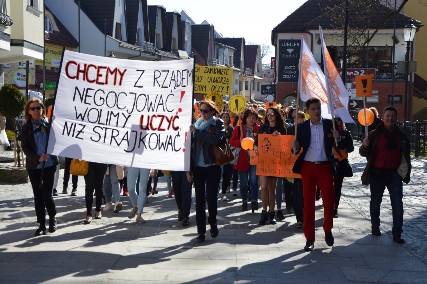 uczniowie, rodzice i związkowcy wsparli strajkujących