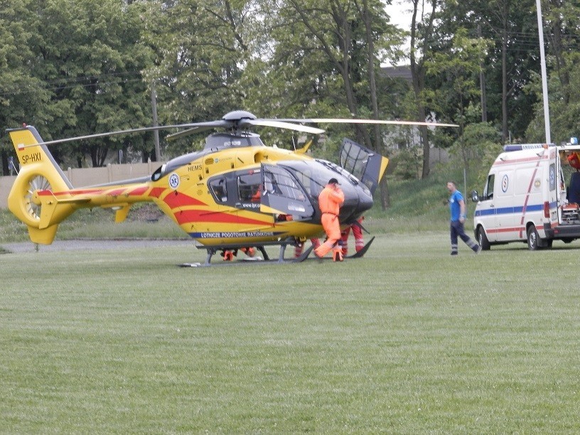 Śrem: lądowanie helikoptera na boisku przy Zamnhofa [ZDJĘCIA]
