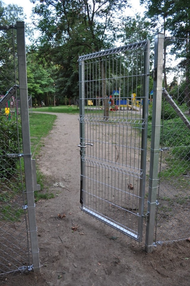 Śremski park miejski: brakuje tylko drutu kolczastego