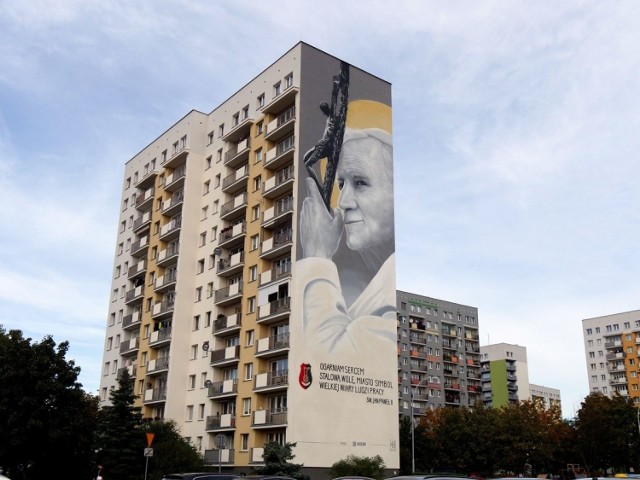 Mural świętego Jana Pawła II na ścianie bloku wieżowca przy Alejach Jana Pawła II zaprojektował i wykonał Piotr Topczyłko z Ełku