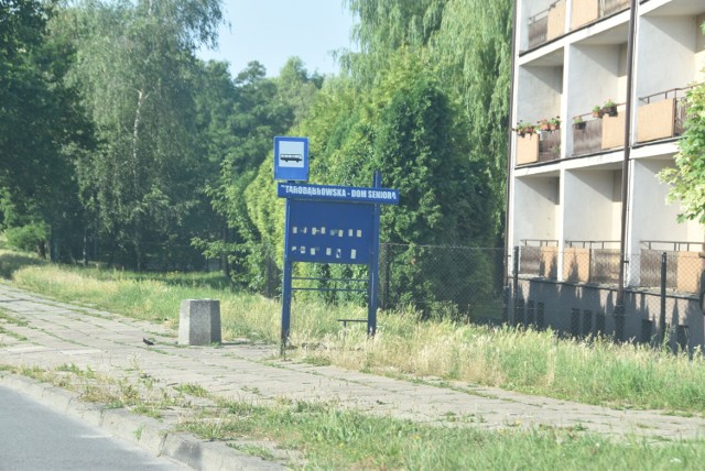 Wiata została zdemontowana w środę. Przy Starodąbrowskiej zostawiono jedynie kosz i tablicę informującą o przystanku. Podróżni nie mieli na czym usiąść, kiedy czekali na autobus