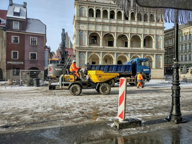 Niestety, choć przemieszczanie się po rynku nie oznacza już labiryntów barierek i błota, to nadal remont nie został ukończony. 

Więcej zdjęć --->