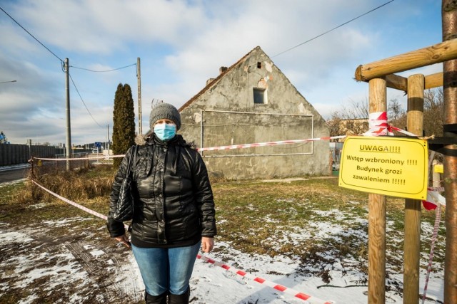 Dom, w którym przez lata mieszkała rodzina z Osowej Góry, nadaje się tylko do rozbiórki. - Od dwóch tygodni mieszkamy w nowym miejscu. Wszystko dzięki pomocy dobrych ludzi - mówi pani Iwona.