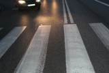 Wypadek drogowy w Kętach. 58-letnia kobieta została potrącona na przejściu dla pieszych. Trafiła do szpitala. 