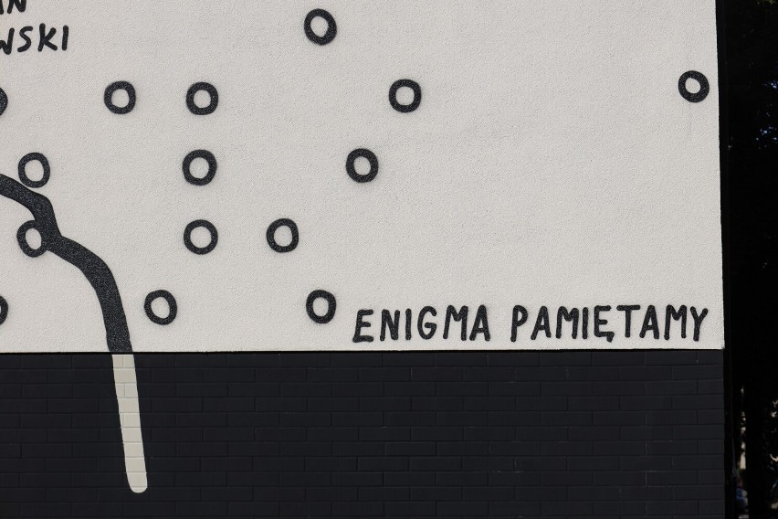 Polacy, którzy złamali szyfr Enigmy, zostali uwiecznieni na muralu w Katowicach