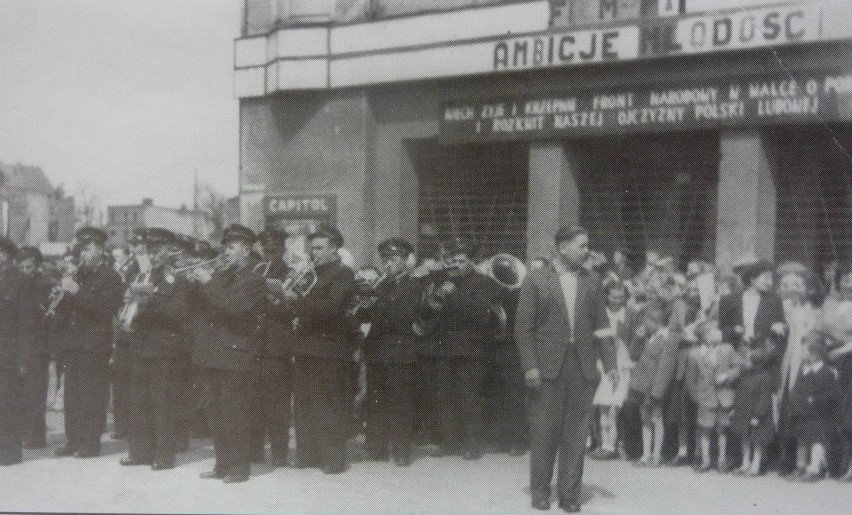 Rok 1957. Kolejowa orkiestra dęta przed kinem Capitol.