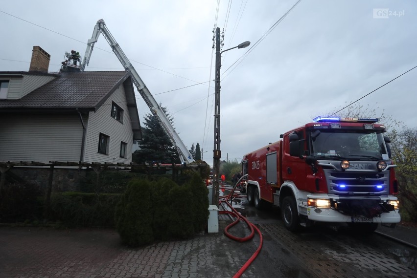 Pożar domu jednorodzinnego przy ul. Mierzyńskiej w Szczecinie [zdjęcia, wideo]
