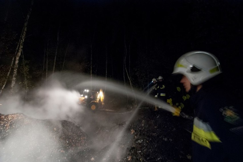Podziemnym pożar hałdy w starym Brynowie [ZDJĘCIA]. Strażacy walczą już 4. dzień