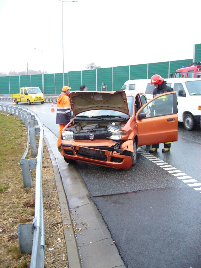 Wypadek w Żorach: Fiat uderzył w bariery ochronne przy zjeździe z autostrady A1