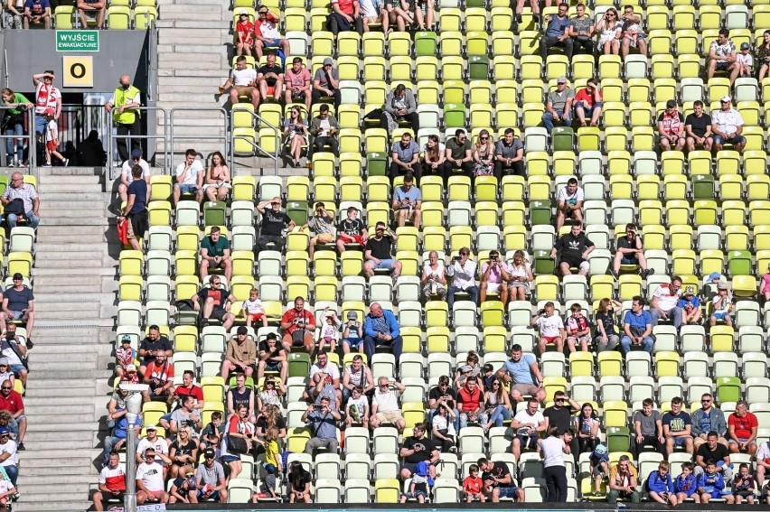 Kibice reprezentacji Polski na treningu na stadionie w...