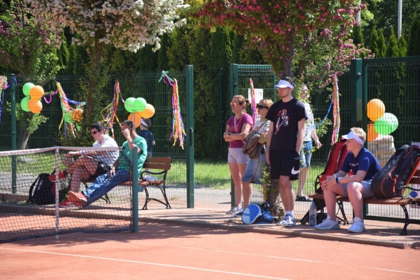 Sportowe emocje i zabawa towarzyszyły turniejowi tenisowemu z okazji Dnia Dziecka