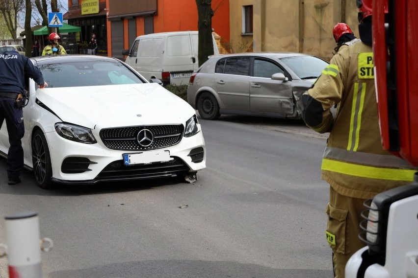Zderzenie dwóch samochodów na ulicy Kaliskiej w Pleszewie....