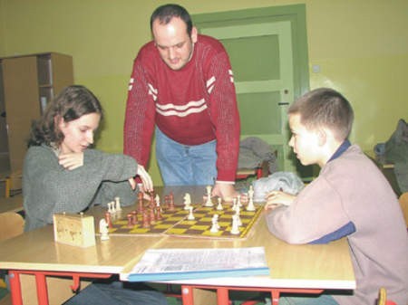 Eneasz rzadko już siada z mamą do szachów. Oboje nie mają na to czasu. Mama za to bywa jego &amp;#8222;sekretarką&amp;#8221;, robi mu notatki.