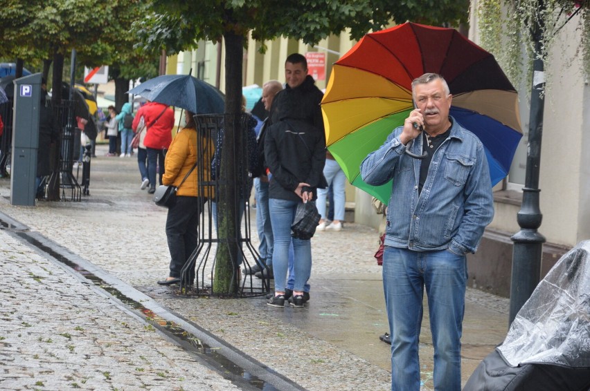 Parada Święta Kwiatów, Owoców i Warzyw w strugach deszczu. CZ 1