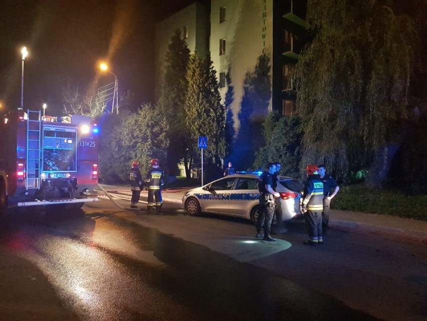 Pożar przy ul. Lenartowicza. Policjanci ewakuowali 29 osób [ZDJĘCIA]
