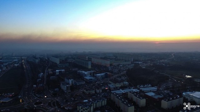 Nad Żorami unosi się chmura dławiącego w gardle dymu. Urząd Miasta wydał oficjalną odezwę: nie ma zagrożenie dla życia i zdrowia mieszkańców.