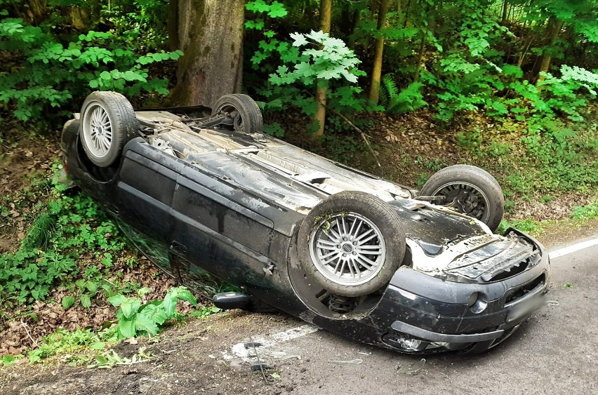 Dachowanie auta matki z dwójką dzieci. Groźny wypadek nad Jeziorem Rożnowskim