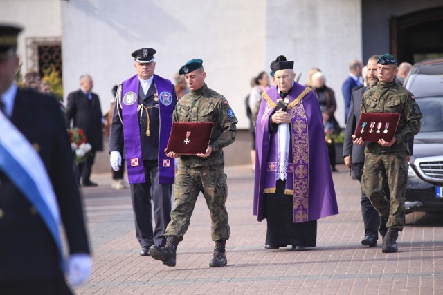 Na cmentarzu Junikowo spoczął pułkownik Jan Górski, wielki patriota, żołnierz Armii Krajowej i Zrzeszenia Wolność i Niezawisłość, współtwórca Światowego Związku Żołnierzy Armii Krajowej. W kwietniu tego roku ukończył sto lat. 
Przejdź do kolejnego zdjęcia --->