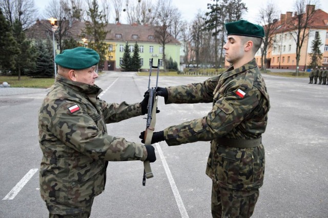 Po zadaniu egzaminów teoretycznych elewi będą mogli szkolić się praktycznie na strzelnicy wojskowej.