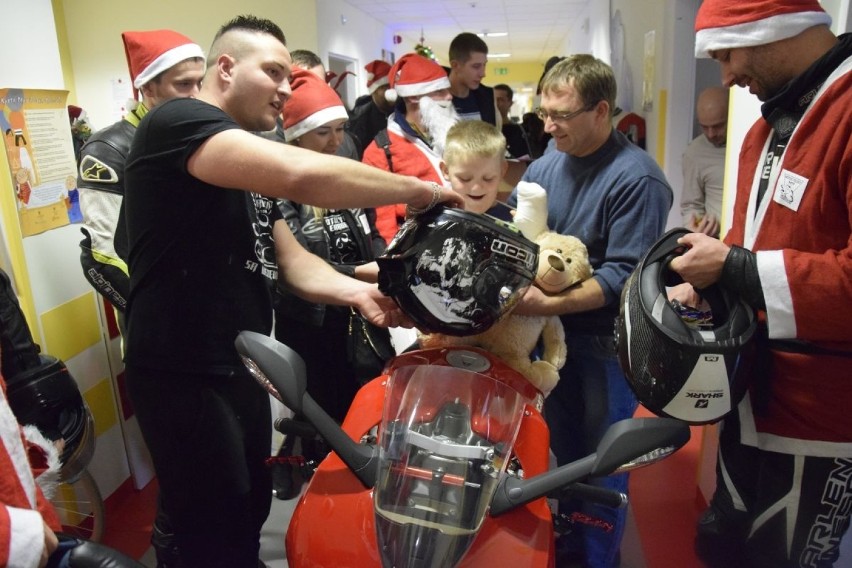 Mikołaje na motocyklach w Kielcach. Przywieźli uśmiech chorym dzieciom (ZDJĘCIA)