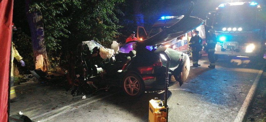 Gmina Przywidz. Śmiertelny wypadek koło Trzepowa. 20-letni kierowca poniósł śmierć na miejscu |ZDJĘCIA