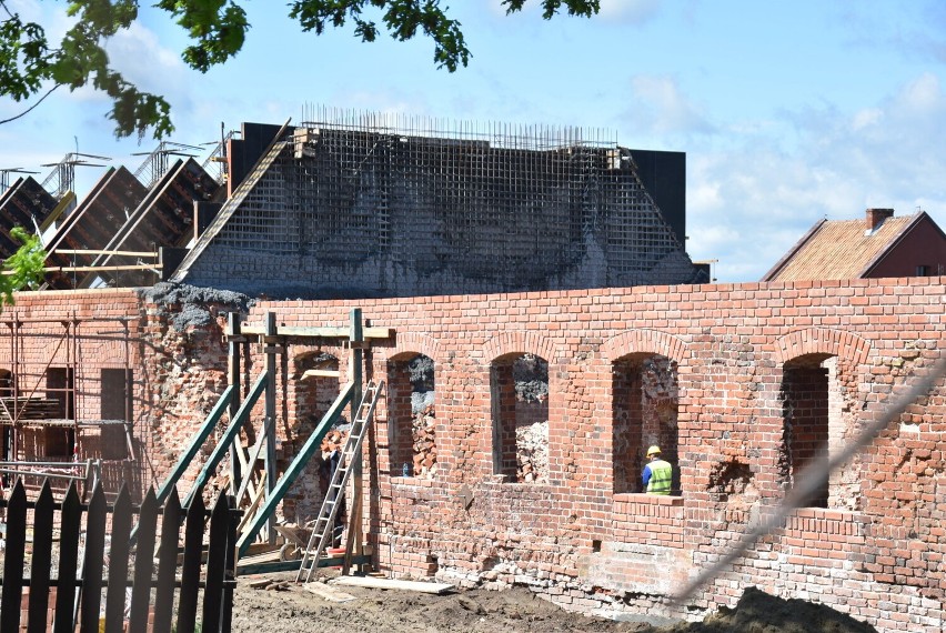 Malbork. Katastrofa budowlana na Przedzamczu. Osunął się szczyt pomiędzy budynkami