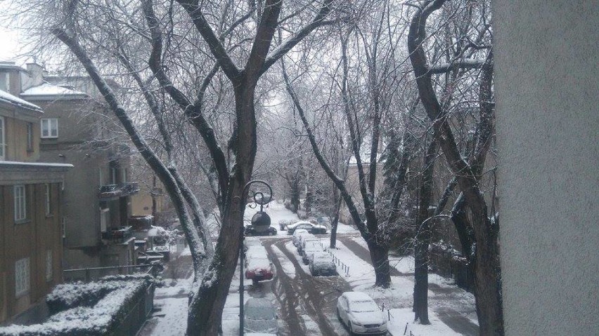 Śnieg w Warszawie. Zasypane chodniki, a na drogach ślisko i...