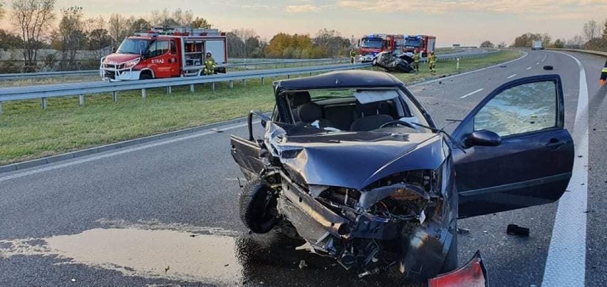 Wypadek na S5 w okolicy Rawicza (30.10.2021). Dwie osoby poszkodowane. Jedno z aut jechało pod prąd!