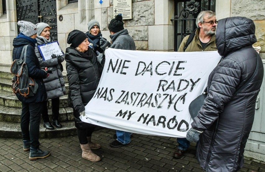 31.12.2019 bydgoszcz protest przed sadem  w obronie sadow...