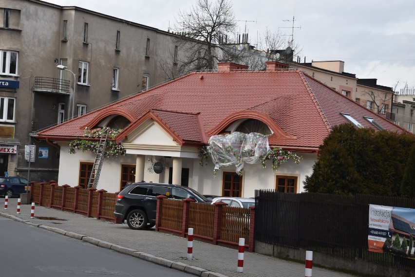 Prace przy odbudowie zniszczonego dworku trwały blisko dwa...