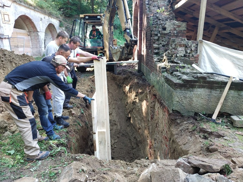 Ruszyły kolejne prace przy bramie fortu Salis Soglio w...