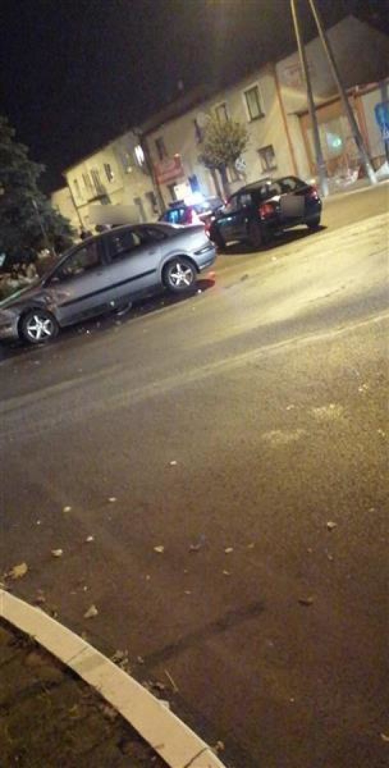 Zderzenie dwóch samochodów w centrum Izbicy Kujawskiej [zdjęcia]