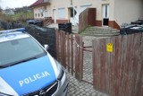 Królówka. Co jest w tajemniczych beczkach, których pilnuje policja? Według mieszkańców zostawił je tu biały tir [ZDJĘCIA]