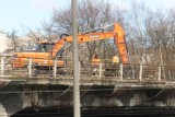 Rozbierają wiadukt kolejowy w ulicy Wojska Polskiego. Duże utrudnienia dla kierowców i objazdy, także dla autobusów 