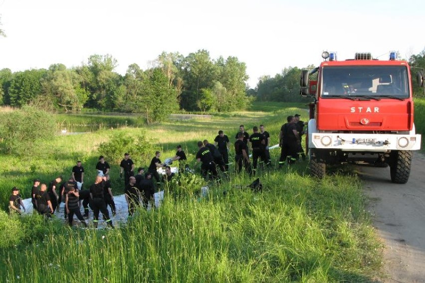 Strażacy z Rawy Mazowieckiej pomagali w umacnianiu wałów...