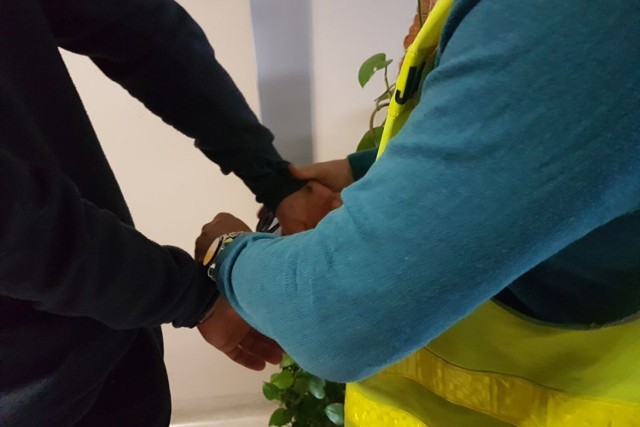 Policjanci z Komendy Powiatowej Policji w Nowej Soli wspólnie ze Strażą Leśną zatrzymali na gorącym uczynku mężczyznę, który chciał ukraść drewno z lasu.