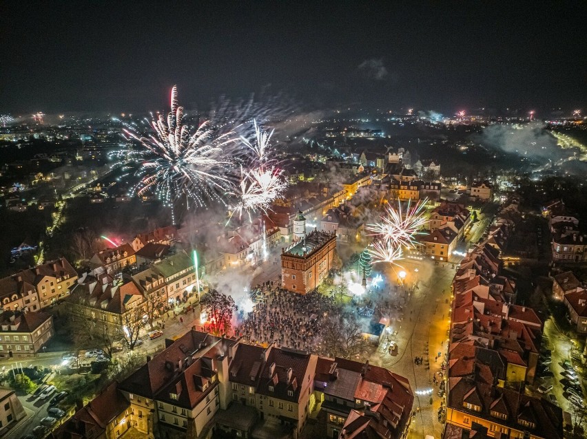 Sylwester pod gwiazdami w Sandomierzu. Niesamowite powitanie Nowego Roku 2024. Zobaczcie fantastyczne zdjęcia Sławka Rakowskiego z drona
