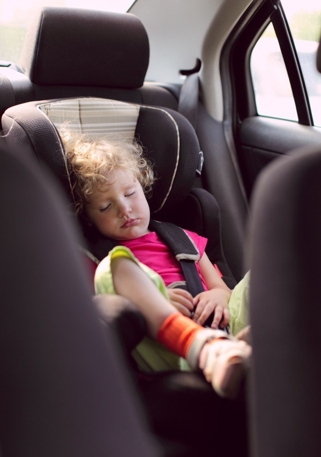 Jak reagować, gdy zobaczymy dziecko zamknięte w samochodzie podczas upału?