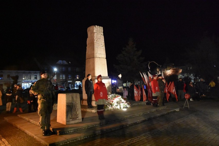Podczas obchodów pod pomnikiem na Placu Niepodległości...