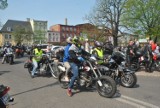 Święcenie motocykli w Lesznie na placu Metziga. Kawalkada motorów przejechała przez miasto [FOTO]