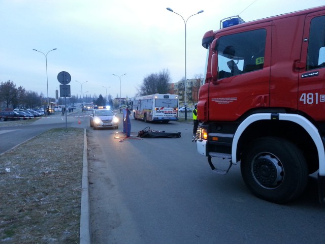 Mężczyzna wepchnięty pod jadący autobus MZK