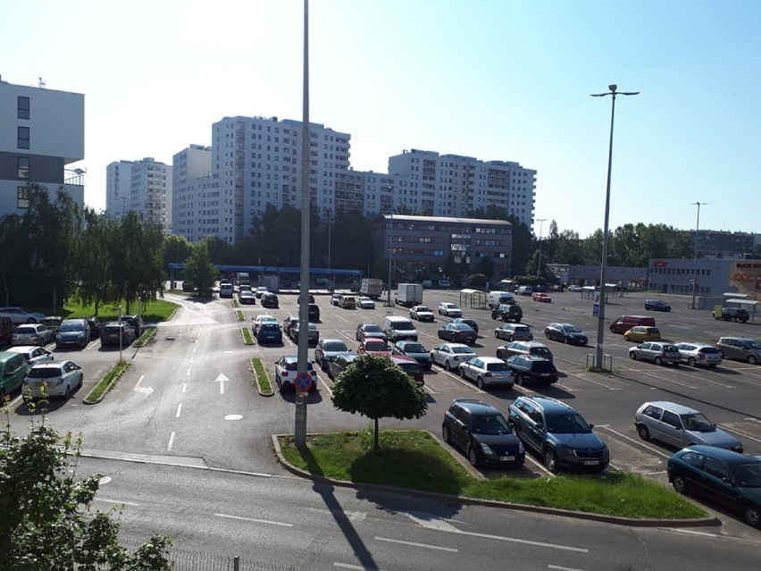 Parking na Bemowie opustoszał w magiczny sposób. Kilkaset samochodów rozpłynęło się w powietrzu