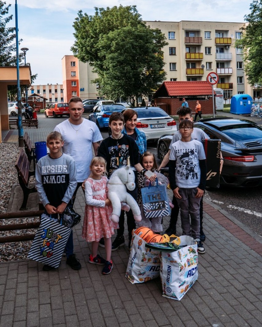 Leszno. Jakub Wawrzynowicz „Waawrzynn” zapewnił atrakcje i prezenty dzieciom z domu dziecka. YouTuber filmik zamieścił na kanale [ZDJĘCIA]