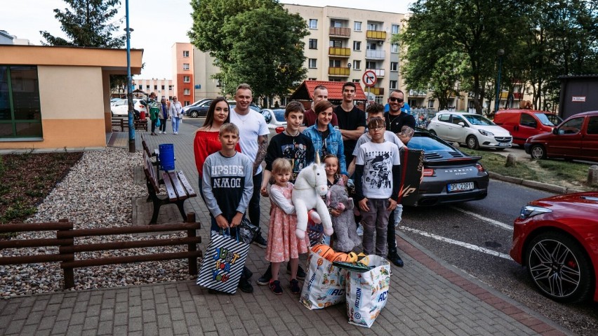 Leszno. Jakub Wawrzynowicz „Waawrzynn” zapewnił atrakcje i prezenty dzieciom z domu dziecka. YouTuber filmik zamieścił na kanale [ZDJĘCIA]