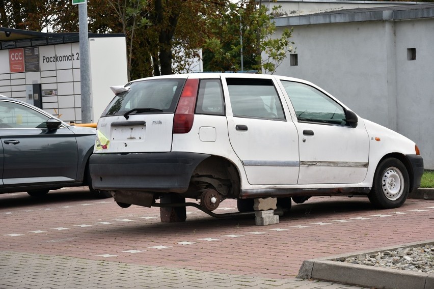 Wraki aut zalegają na legnickich parkingach [ZDJĘCIA]
