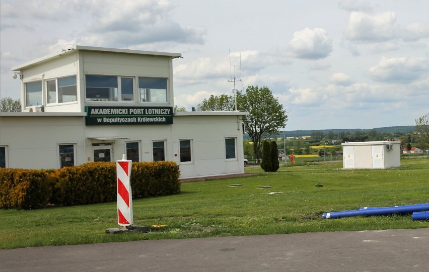 Wkrótce zakończą się prace budowlane na uczelnianym lotnisku PWSZ w Chełmie. Pas betonowy już gotowy. Zobacz zdjęcia