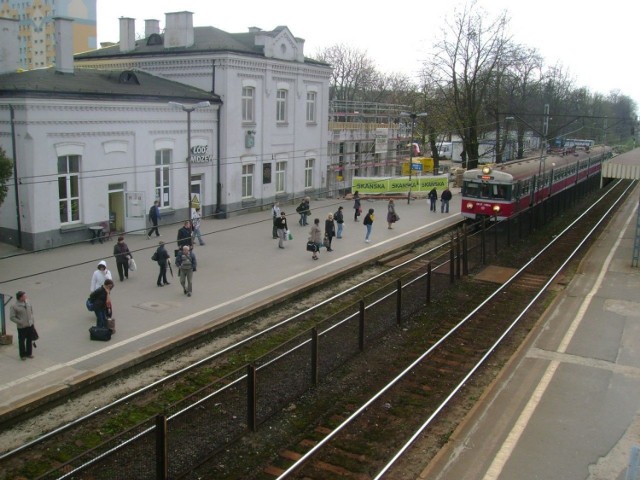 Dworzec Łódź Widzew to miejsce, gdzie zatrzymują się pociągi Regio, InterRegio oraz TLK.